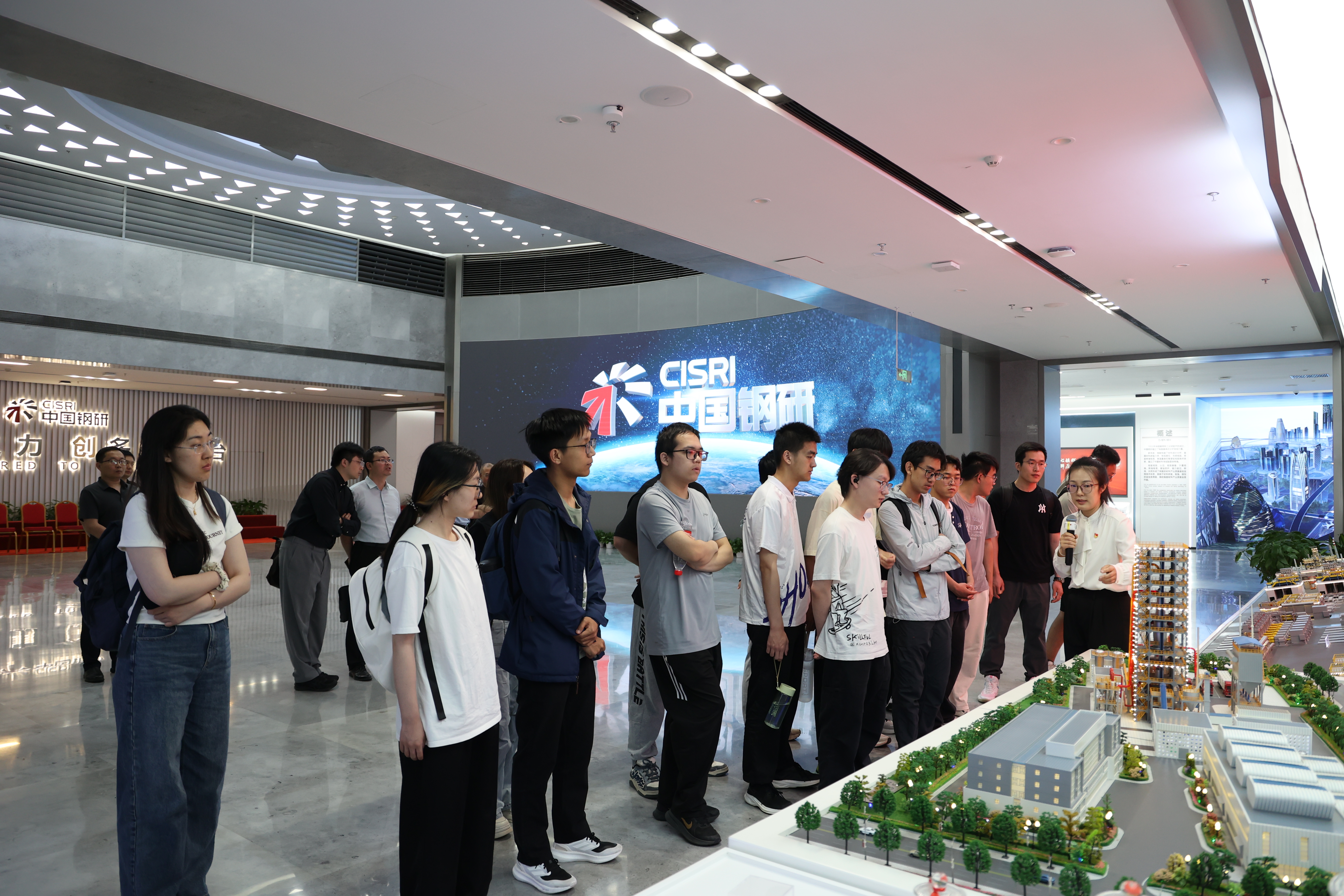 参观中国钢研展厅.jpg